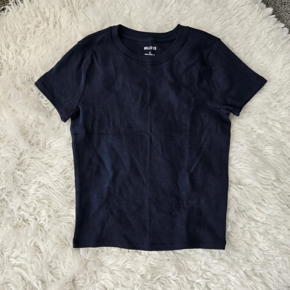 Hollister Basic Top. Navy. Size small. New